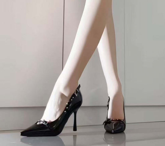 Damen Spitz zulaufende Lackpumps mit schmalem Stiletto und Zierdetail Shop Nory