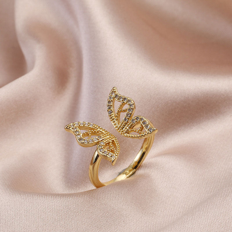Damenring mit filigranem Schmetterlingsdesign und funkelnden Akzenten Shop Nory