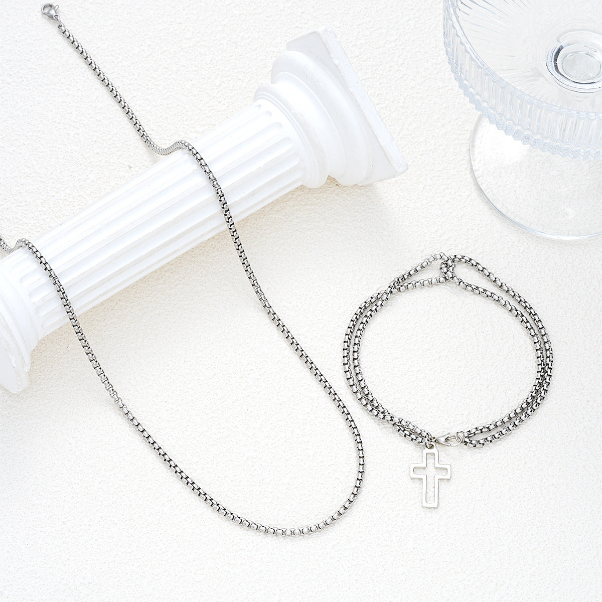 Damenarmband mit filigraner Kreuzverzierung Shop Nory