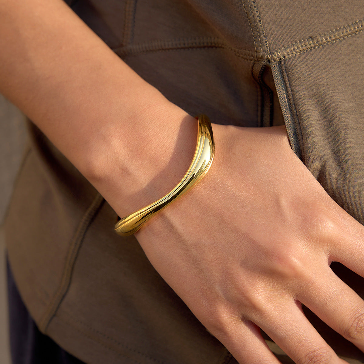 Damen Armband mit glänzenden ovalen Metallabschlüssen und verstellbarem Verschluss Shop Nory