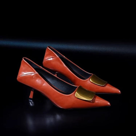 Damen Spitz zulaufende Lack‑Pumps mit niedrigem Kitten‑Absatz und dekorativer Metallapplikation Shop Nory