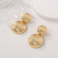 Damen Ohrstecker im eleganten, strukturierten Golddesign Shop Nory