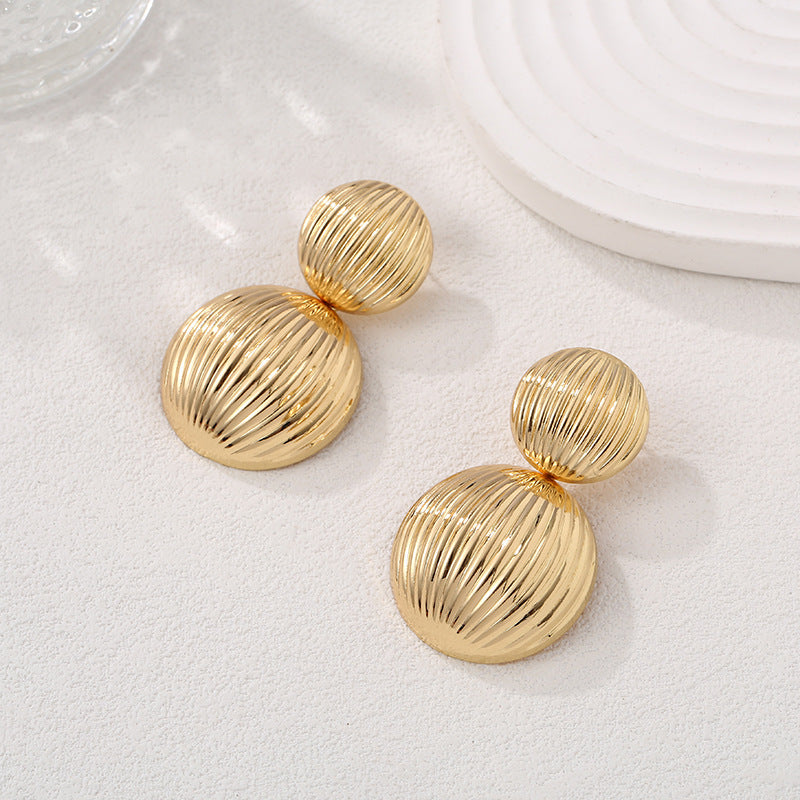 Damen Ohrstecker im eleganten, strukturierten Golddesign Shop Nory