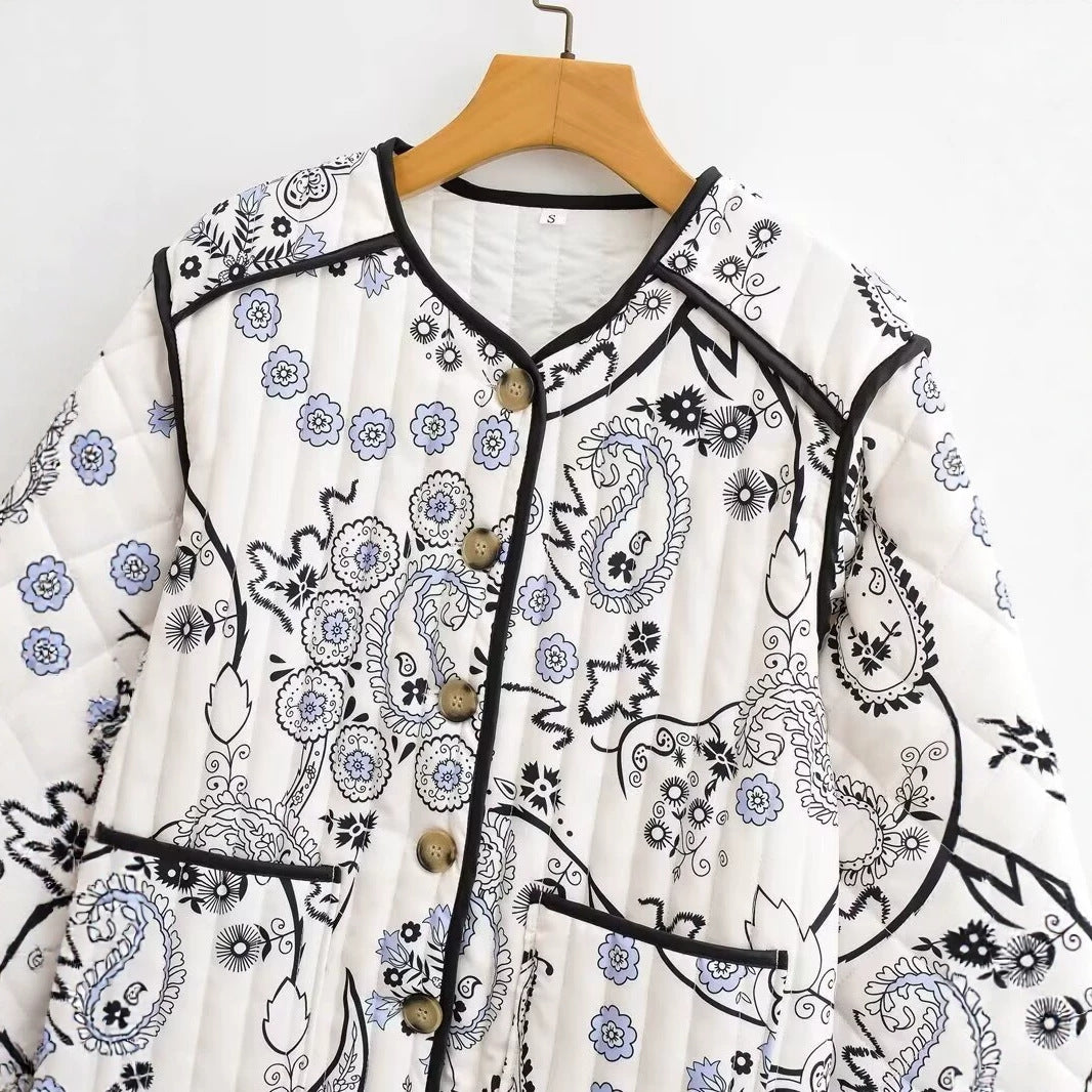 Damen Gesteppte Kurzjacke mit Paisley‑Blumenprint, Rundhalsausschnitt und Kontrastpaspel Shop Nory