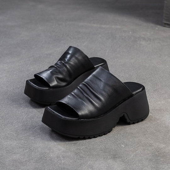 Damen Gepolsterte Plateau‑Slides mit skulptierter Profilsohle und gerafftem Lederoberschuh Shop Nory