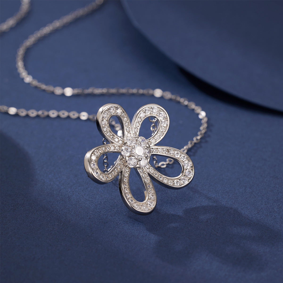 Damen Halskette mit filigranem Blumenanhänger und funkelnden Kristallelementen Shop Nory