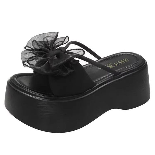 Damen Plateau‑Pantolette mit hoher Wedgesohle und organza‑Blütenapplikation Shop Nory