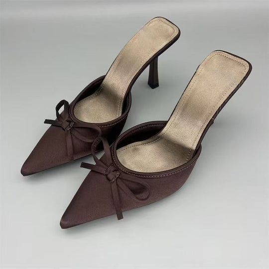 Damen Spitz zulaufende Satinähnliche Mule mit zierlicher Schleifen-Applikation und schlankem Stiletto-Absatz Shop Nory