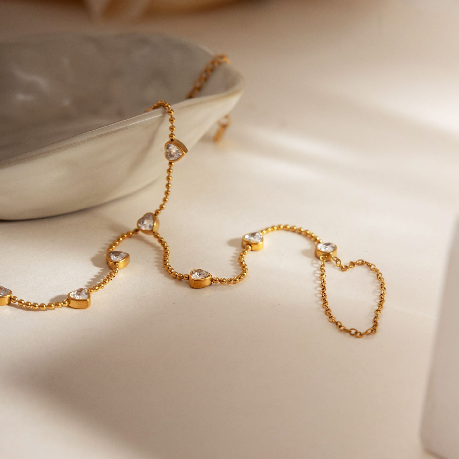 Damen Armband mit funkelnden Herzanhängern aus hypoallergenem Edelstahl Shop Nory