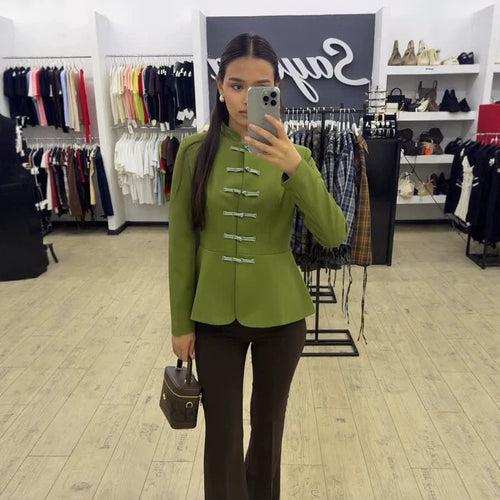 Damen Taillierte Militärinspirierte Jacke mit Stehkragen, Kordelverschlüssen und Schößchen Shop Nory