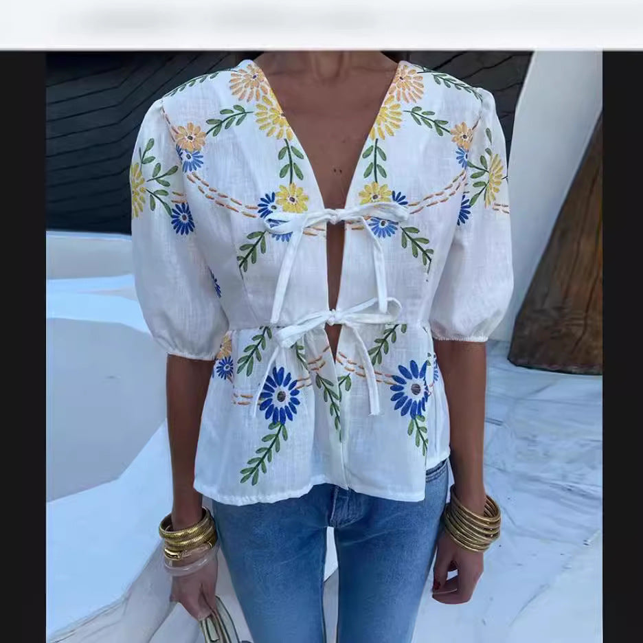 Damen Bluse mit floralen Stickereien und verspieltem Schnitt