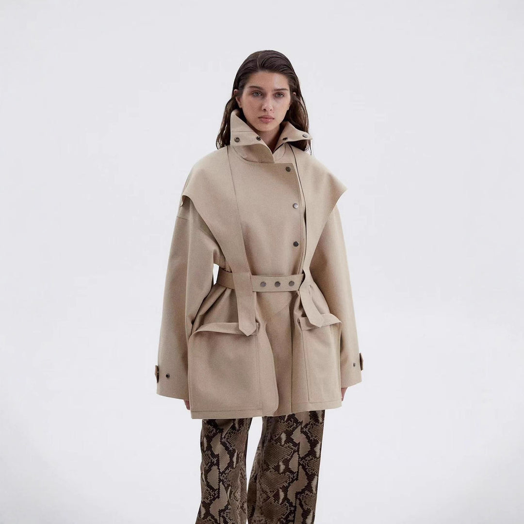 Damen Taillierte Übergangsjacke mit Stehkragen, Schultercape und Bindegürtel Shop Nory