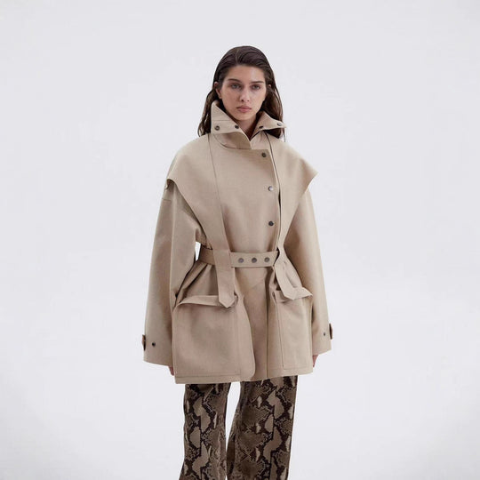 Damen Taillierte Übergangsjacke mit Stehkragen, Schultercape und Bindegürtel Shop Nory