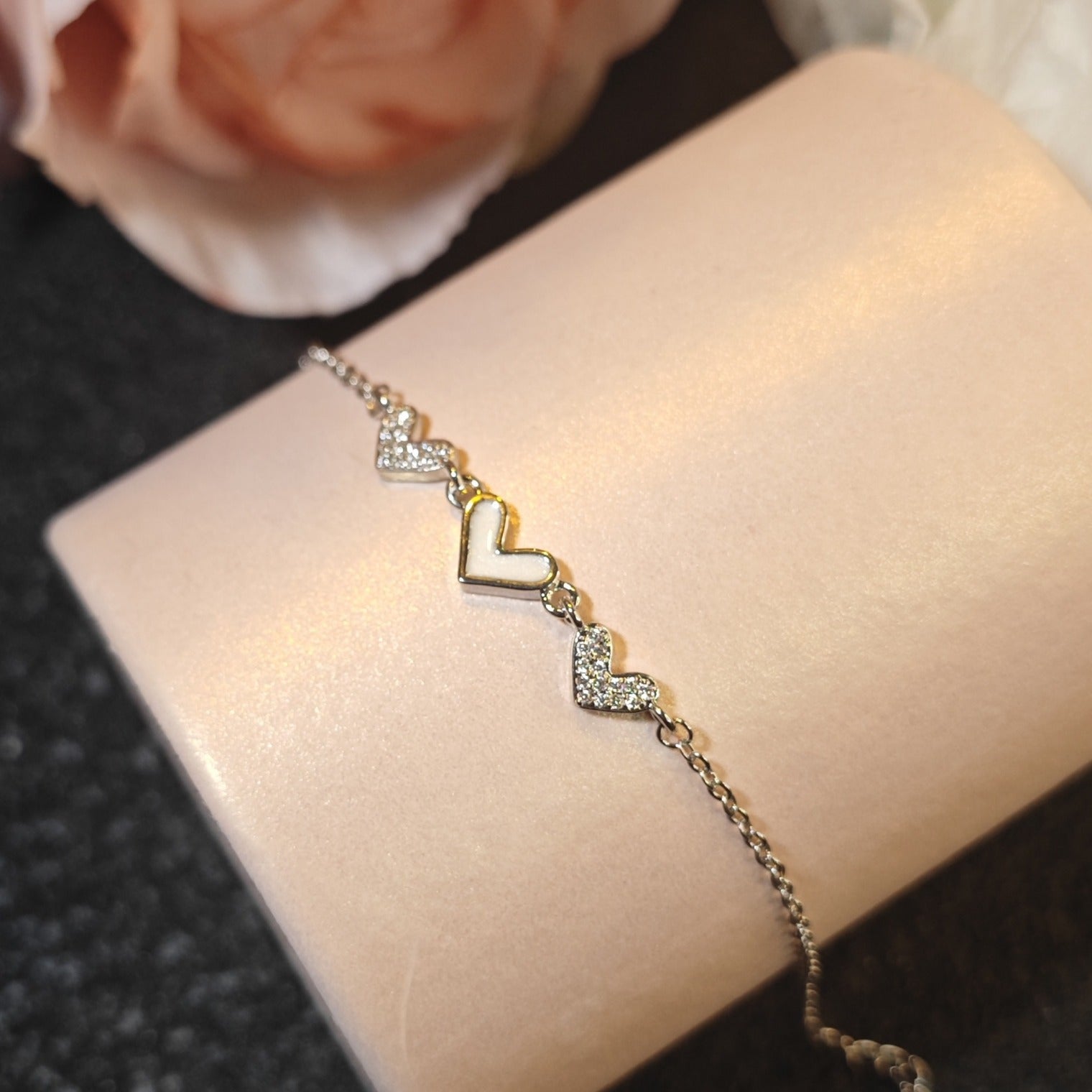 Damen Armband mit filigranem Herzdesign und funkelnden Zirkonia Shop Nory