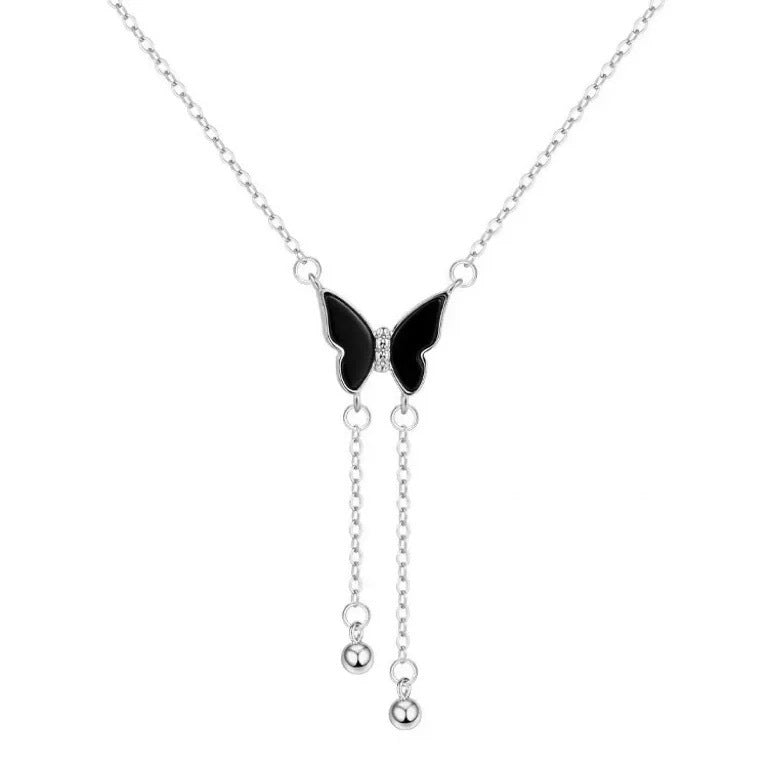 Damen Halskette mit filigranem Schmetterlingsanhänger und zarten Kettendetails Shop Nory