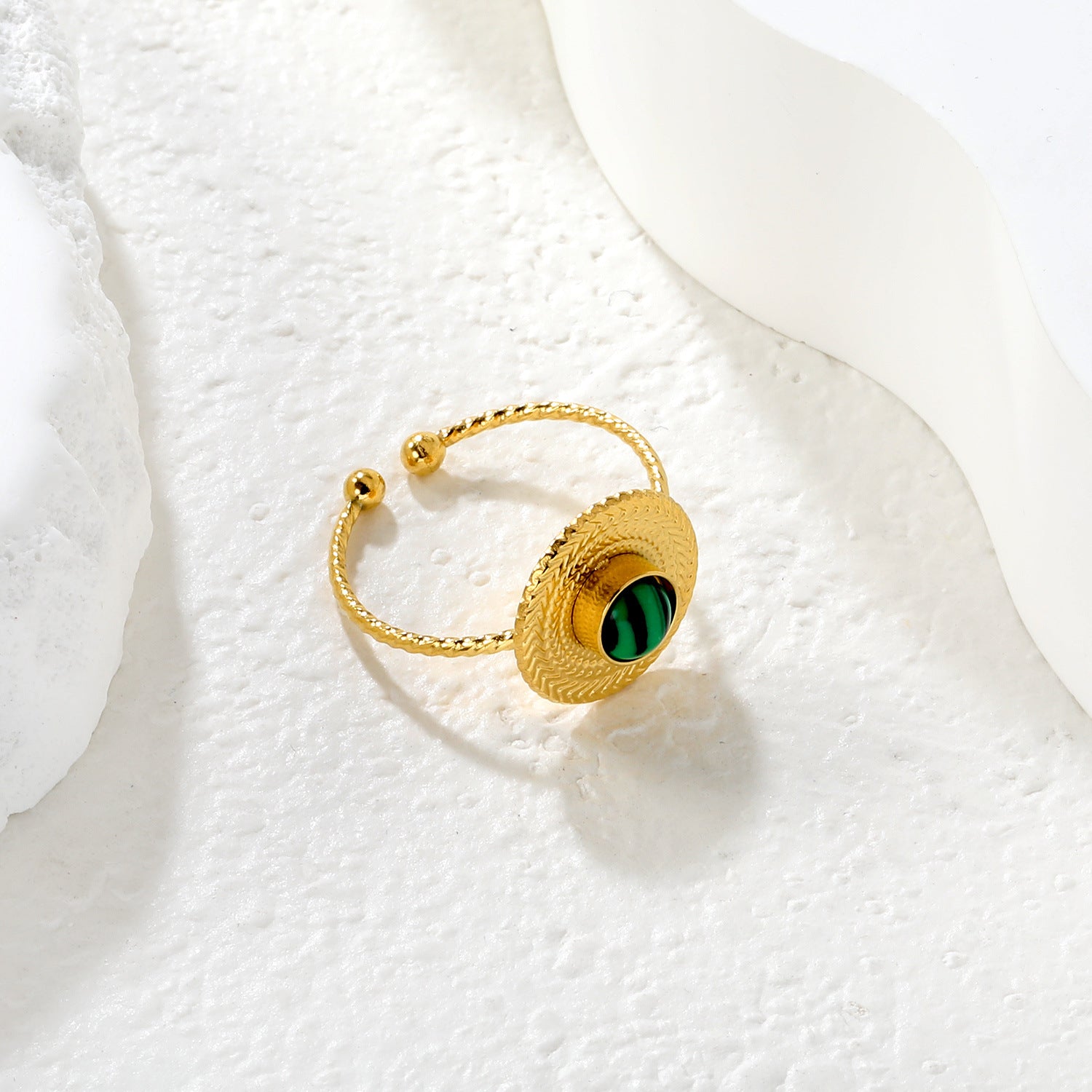 Damen Armreif mit kunstvollem Design und hochwertiger grüner Steindetail Shop Nory