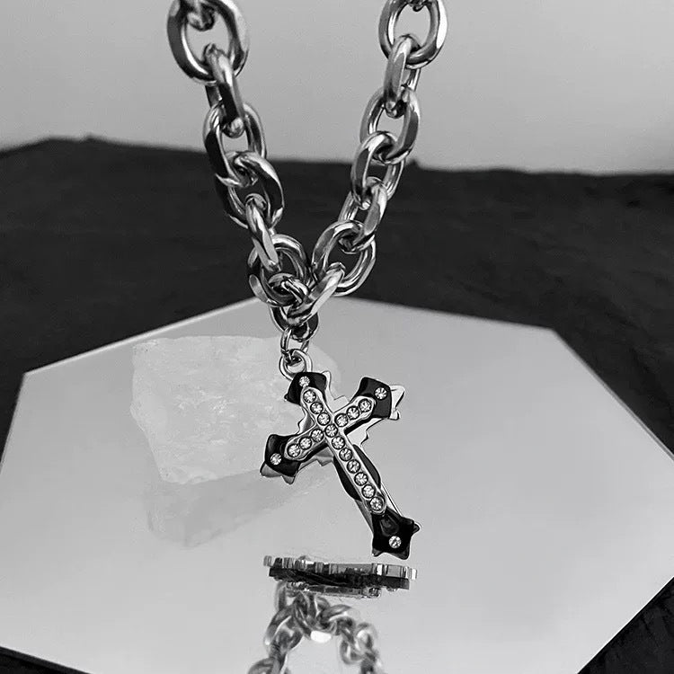 Damen Halskette mit großem Kreuzanhänger aus Edelstahl und funkelnden Zirkonia Shop Nory