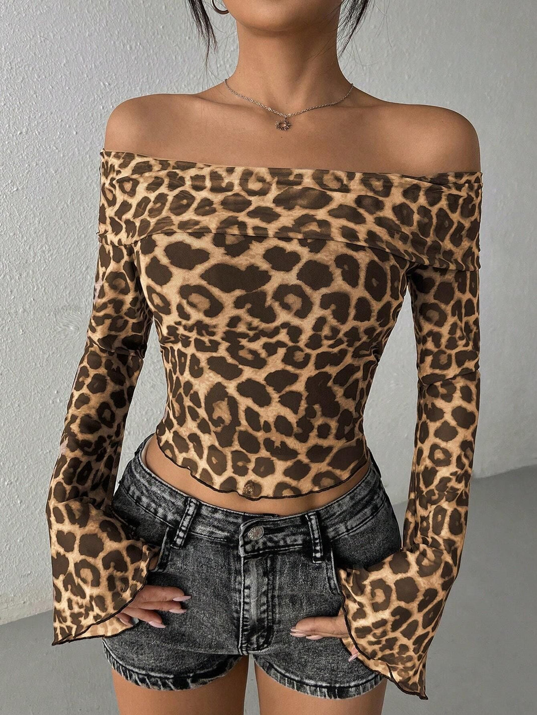 Damen Off-Shoulder Oberteil mit Leopardenmuster und fließenden Ärmeln