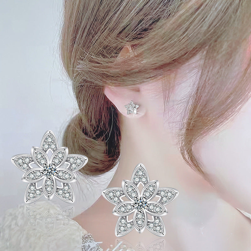 Damen Ohrstecker mit floralen Design und funkelnden Zirkonia Shop Nory