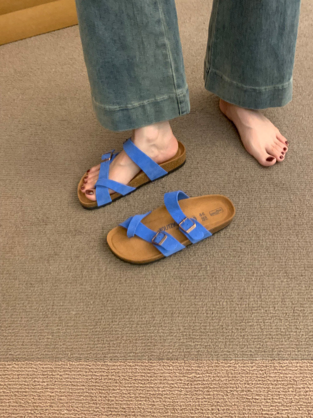 Damen Freizeit-Zehentrenner mit verstellbaren Riemen und komfortablem Fußbett