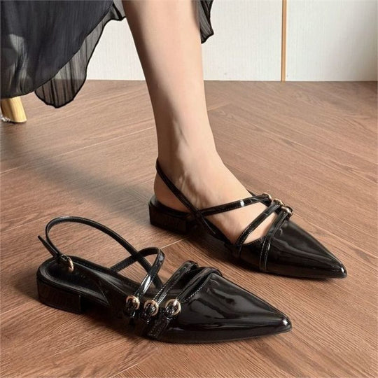 Damen Spitz zulaufende flache Lack-Slingbacks mit dreifacher Zierriemen-Optik und kleinem Blockabsatz Shop Nory