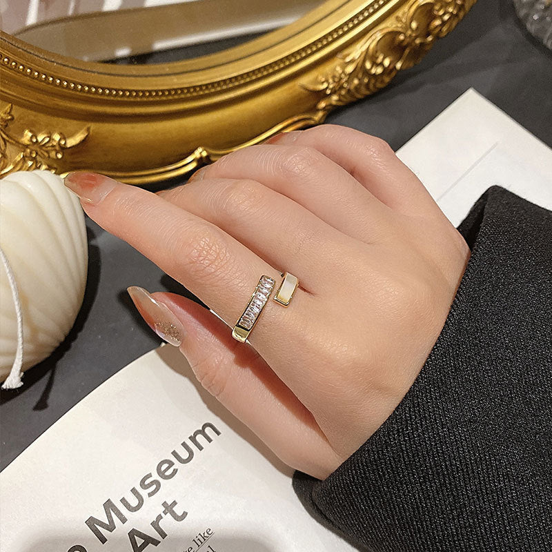 Damen zeitgenössischer Ring mit funkelnden Zirkonia und modernem Design Shop Nory