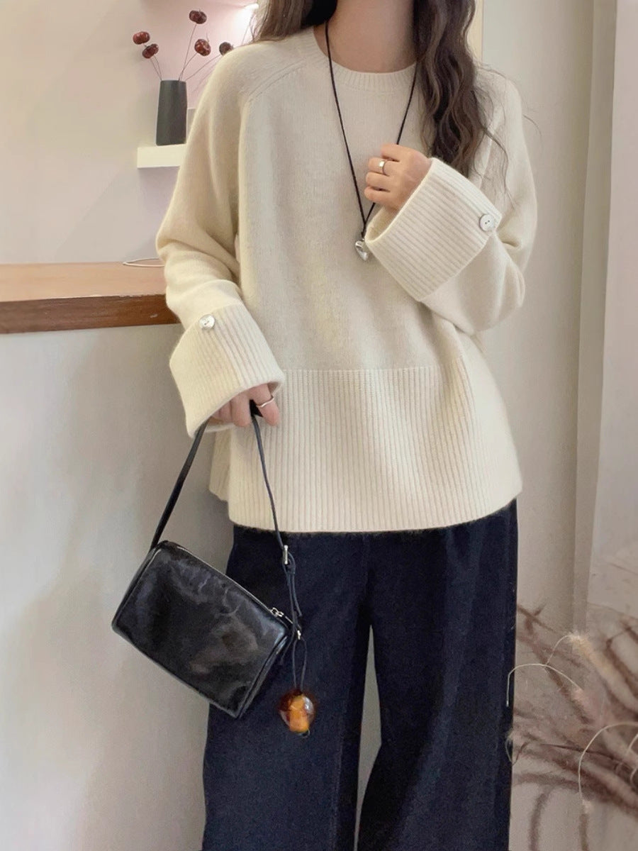 Damen Oversize‑Feinstrickpullover mit breitem Rippbund, extraweiten Ärmelabschlüssen und Zierknopf Shop Nory