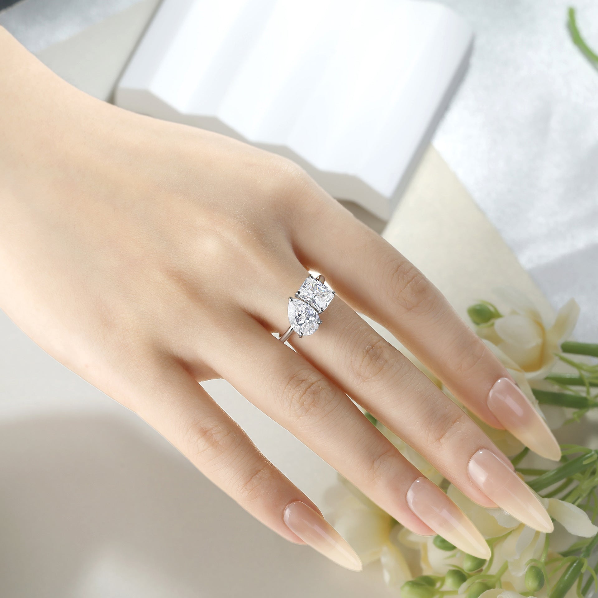 Damen Ring mit funkelnden facettierten Kristallen und elegantem Design Shop Nory
