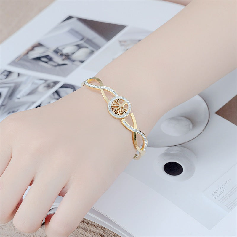 Damen Armreif mit elegantem Baumdesign und funkelnden Kristallakzenten Shop Nory