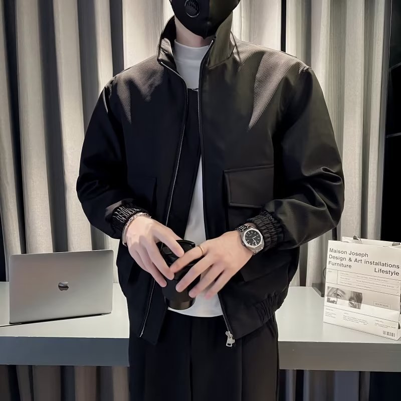 Herren Leichte Tech-Bomberjacke mit Stehkragen, großer Klappbrusttasche und elastischem Saum Shop Nory