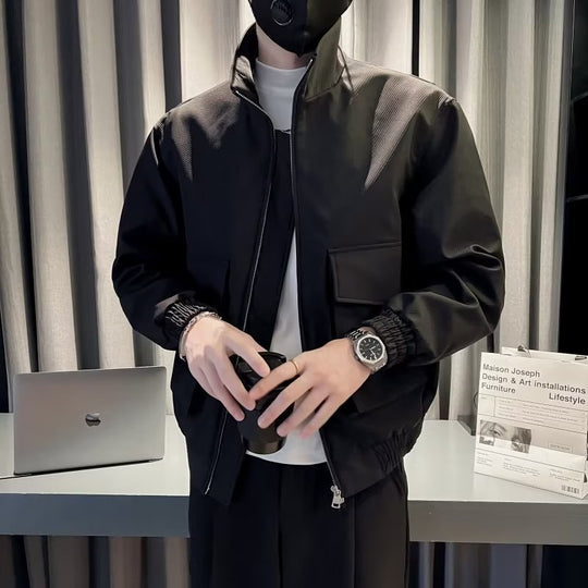 Herren Leichte Tech-Bomberjacke mit Stehkragen, großer Klappbrusttasche und elastischem Saum Shop Nory