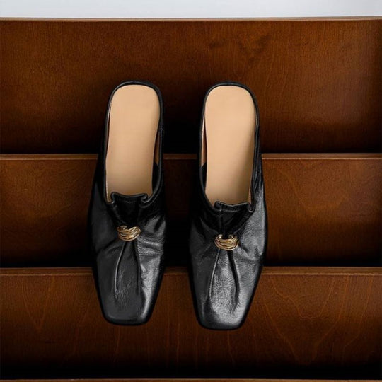 Damen Elegante Leder‑Mules mit quadratischer Kappe, soften Falteneffekt und dekorativer Metallkordel Shop Nory