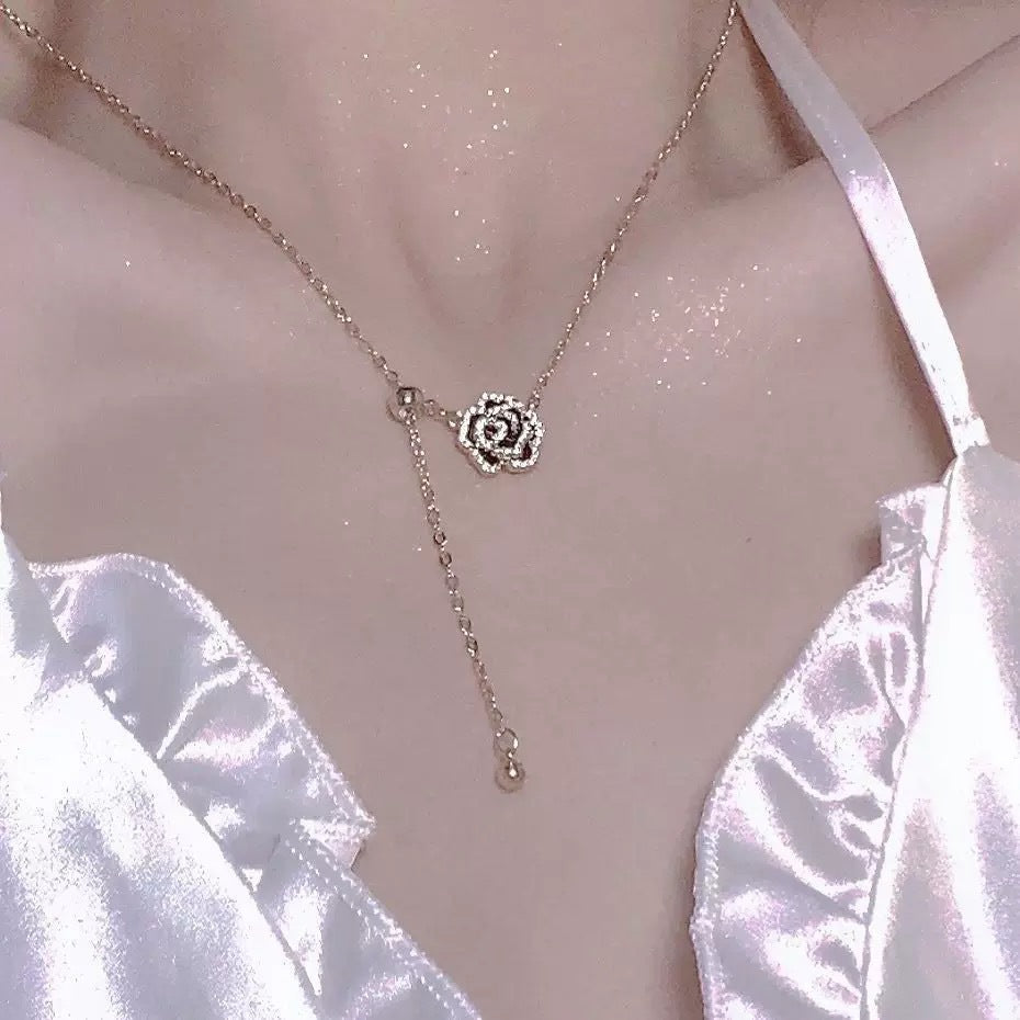 Damen Halskette mit filigranem Rosenanhänger und elegantem Design Shop Nory