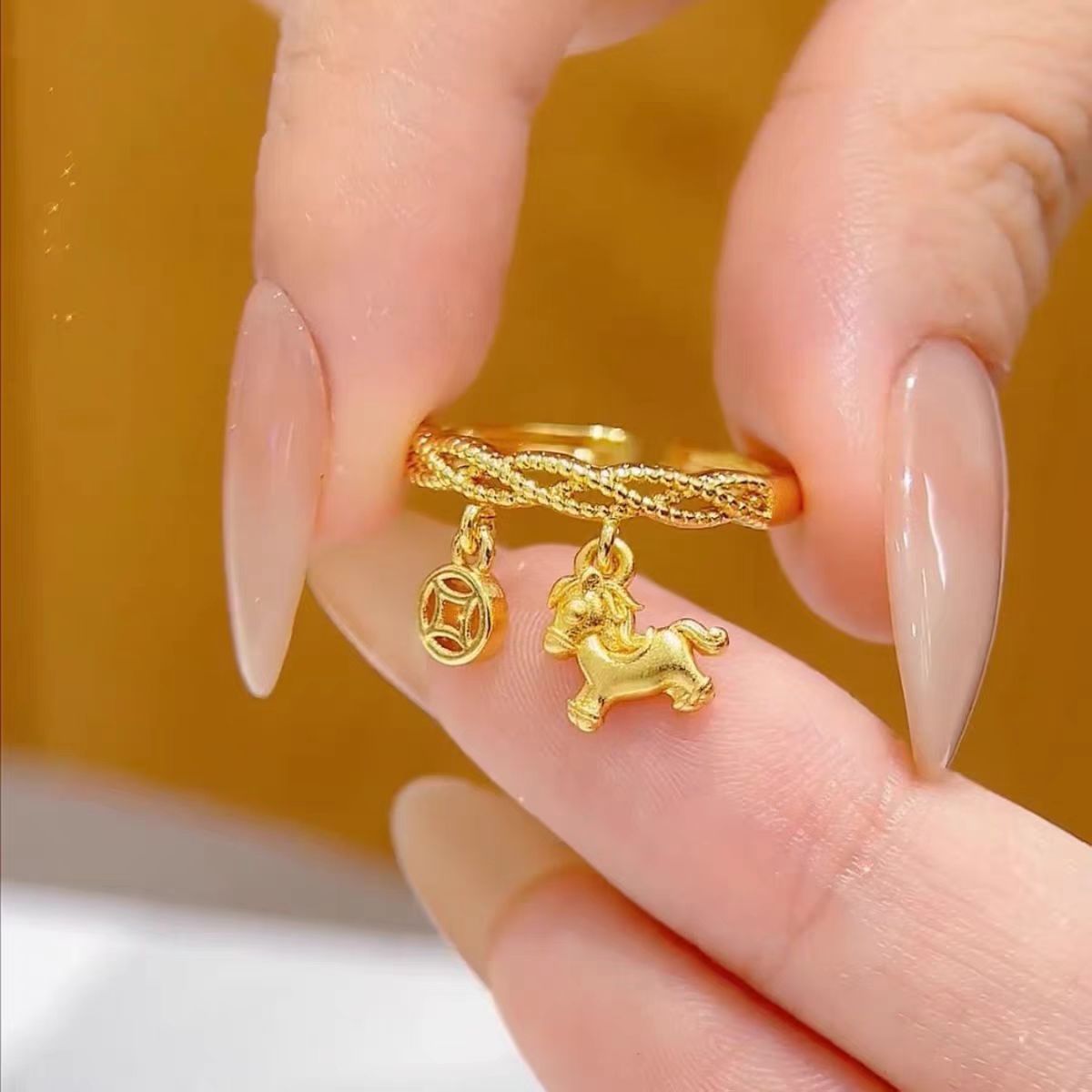 Damenring mit verspieltem Charme und tierischen Motivanhängern Shop Nory