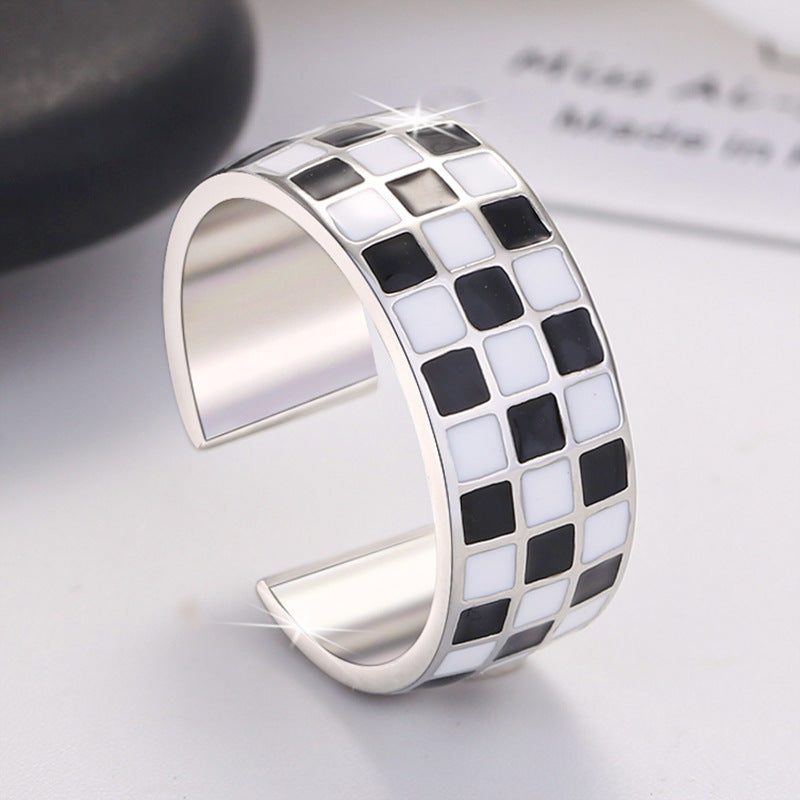 Damen Halskette mit herzförmigem, schwarz-weißem Schachbrettdesign Shop Nory