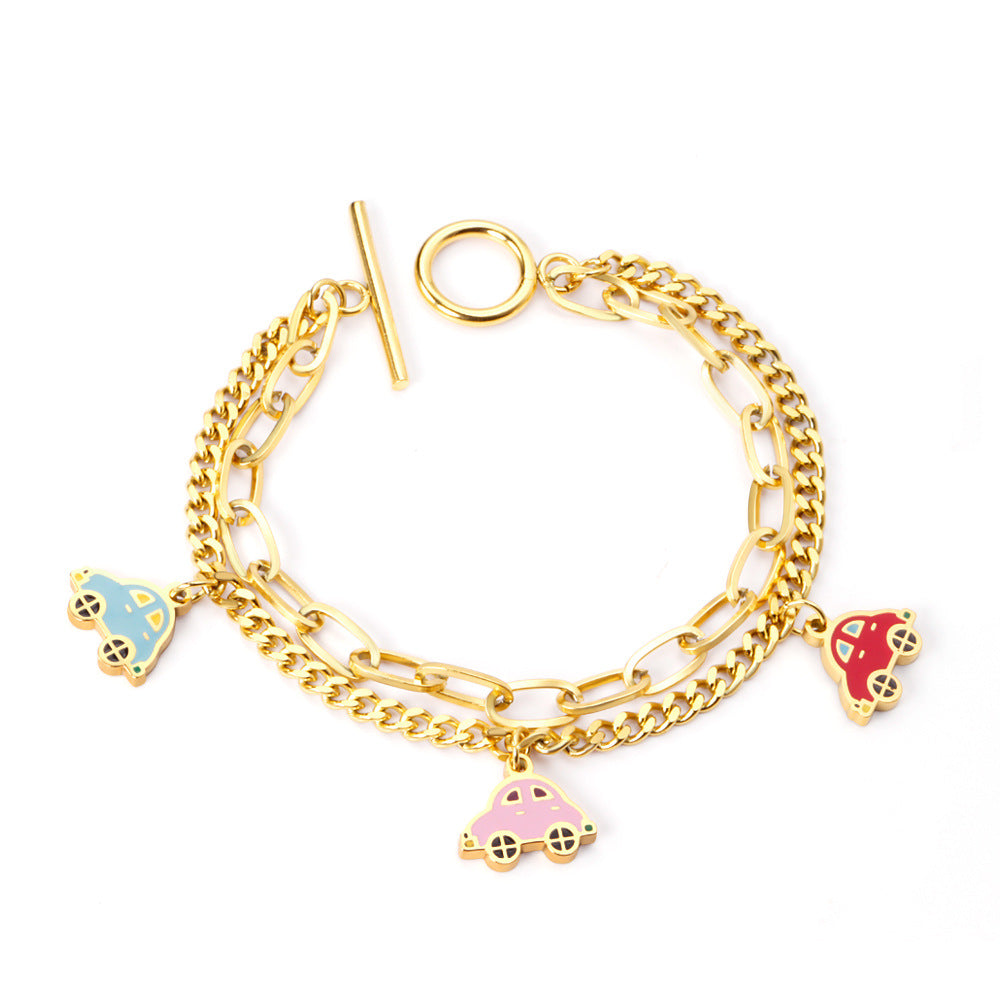 Damen Armband mit verspieltem Hotdog-Anhänger und goldfarbener Kettenstruktur Shop Nory