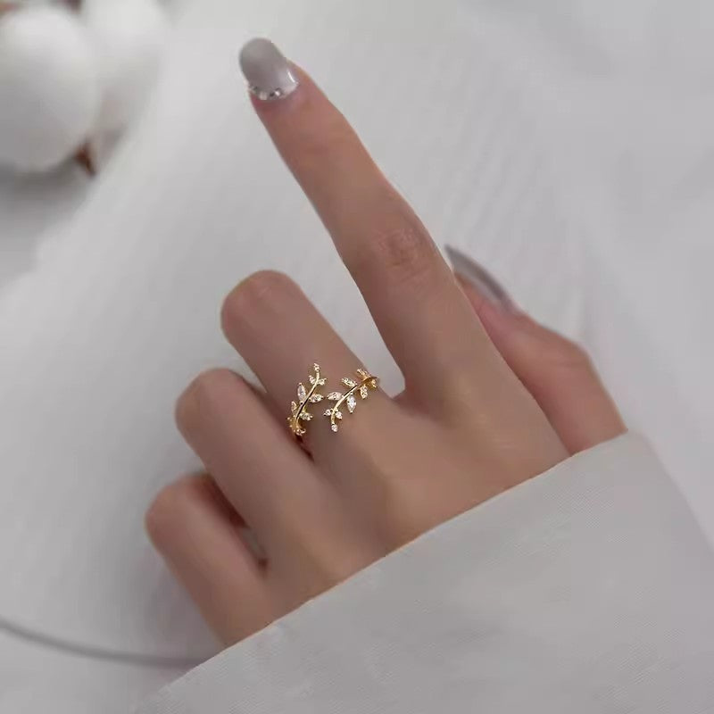 Damenring mit filigranem Blattdesign und funkelnden Zirkonia Shop Nory