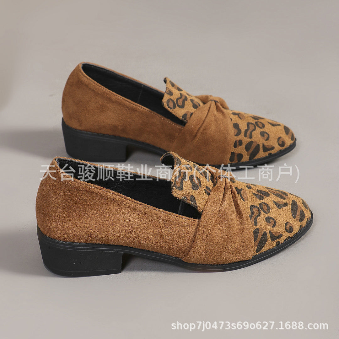 Damen Veloursleder-Loafer mit goldener Kettenapplikation und kleinem Blockabsatz Shop Nory