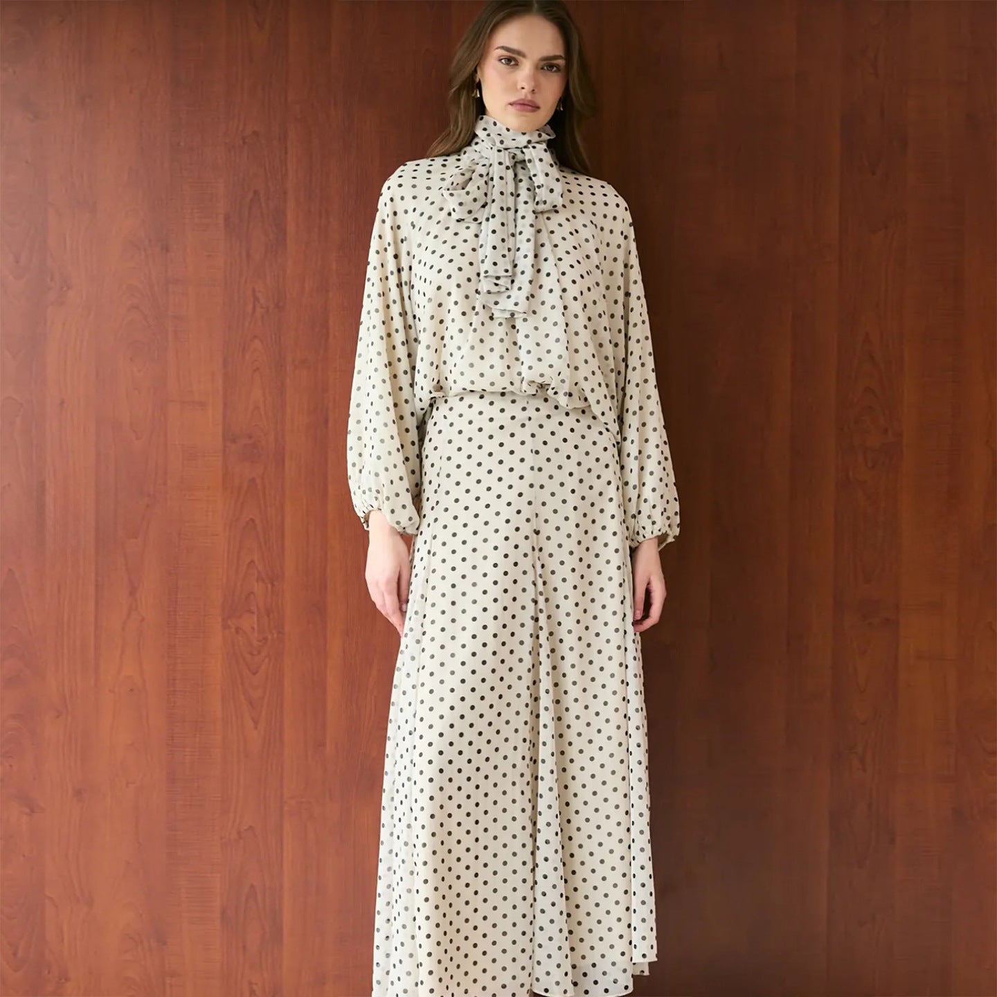Damen Kleid mit elegantem Stehkragen und verspieltem Punkte-Design
