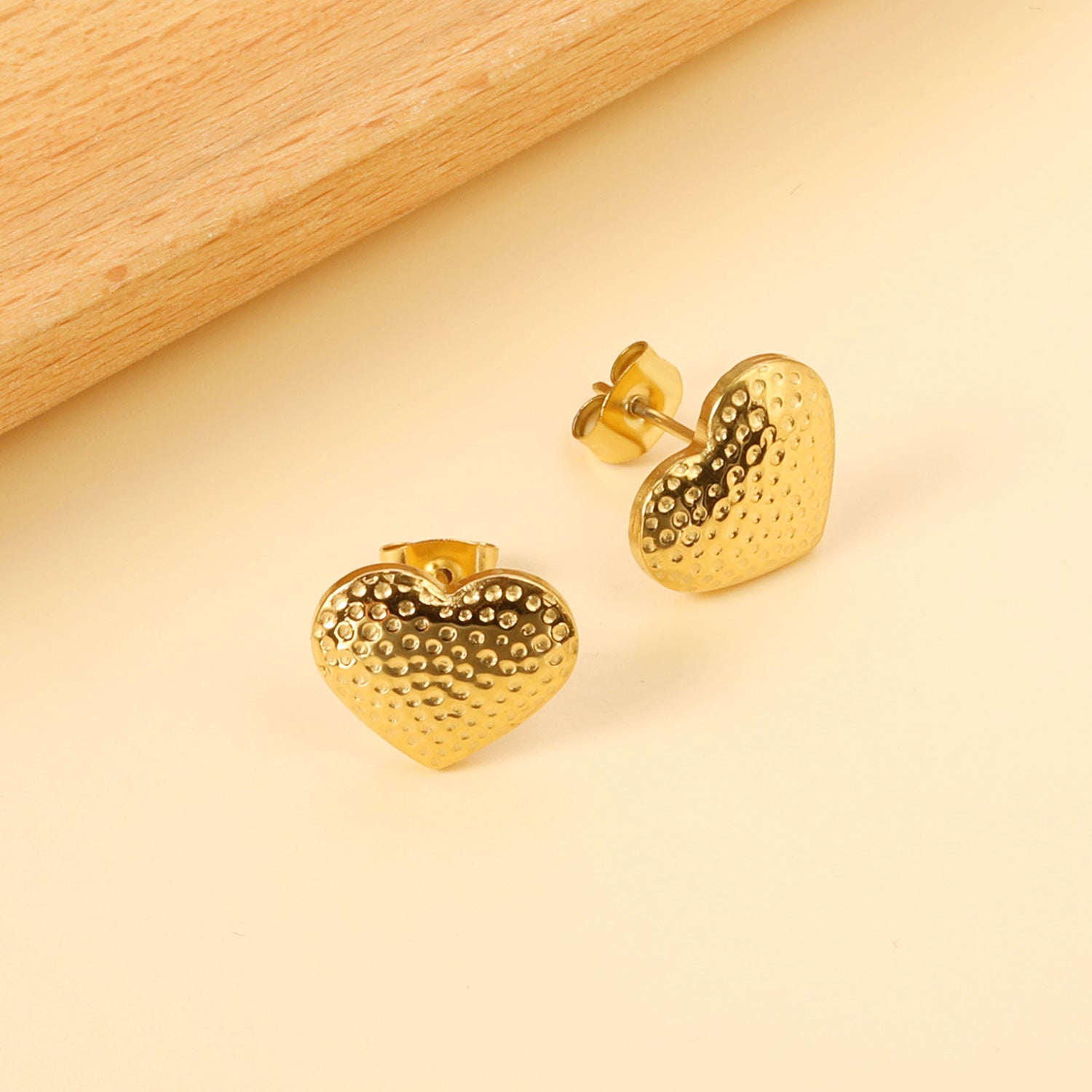 Damen Ohrstecker mit herzförmigem Design aus antiallergischem Edelstahl Shop Nory