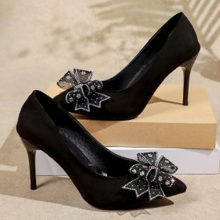 Damen Spitz zulaufende Samt‑Pumps mit schmalem Stiletto, dekorativer Schleifen‑Applikation und Komfortinnensohle Shop Nory