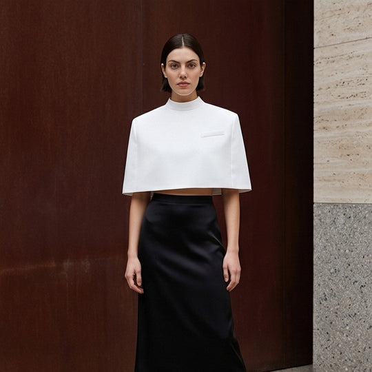 Damen Kurzgeschnittenes sculpturales Cape-Top mit Stehkragen Shop Nory