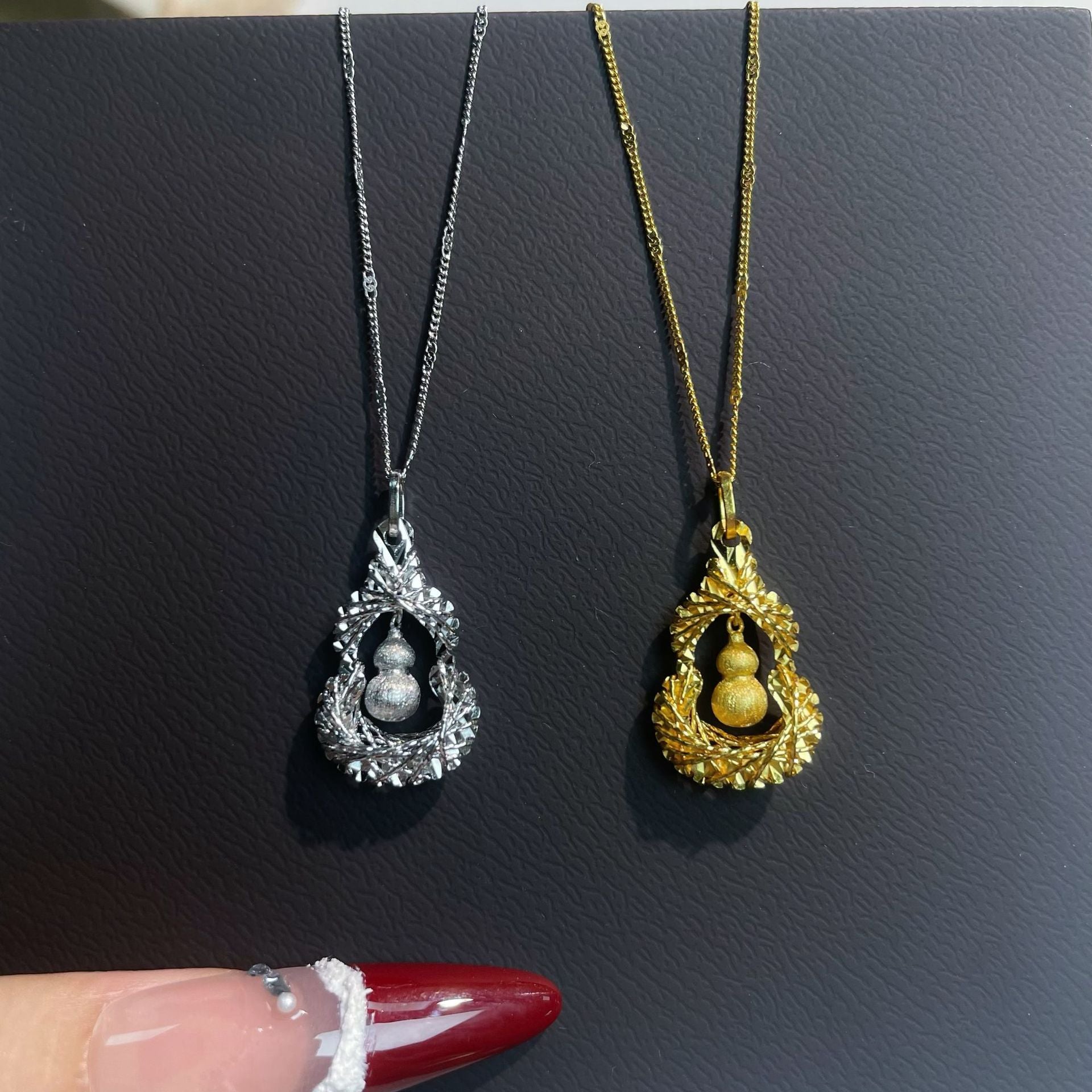 Damen Halskette mit kunstvollem Anhänger und stilisierten Motiven Shop Nory