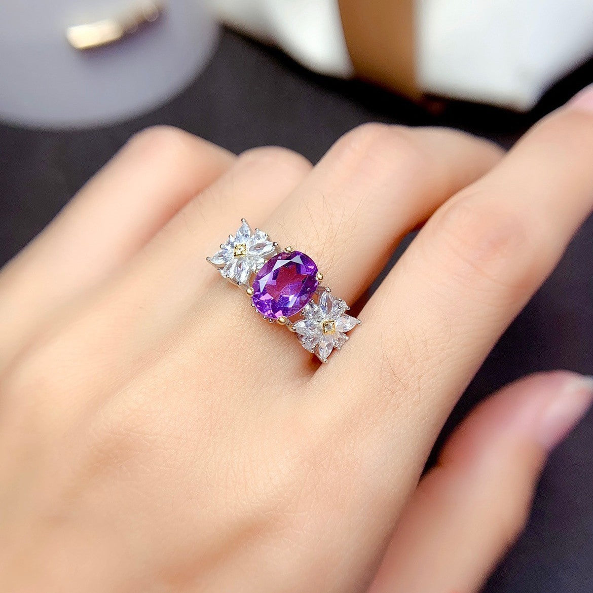 Damenring mit facettiertem lila Edelstein und floralem Design Shop Nory
