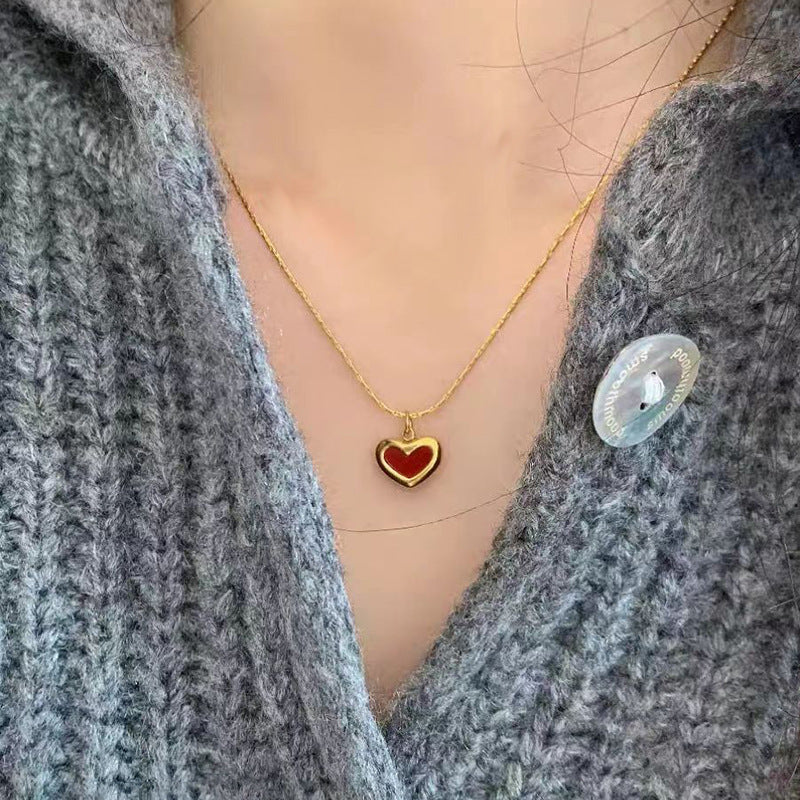 Damen Halskette mit rotem Herzanhänger und goldfarbener Kette Shop Nory