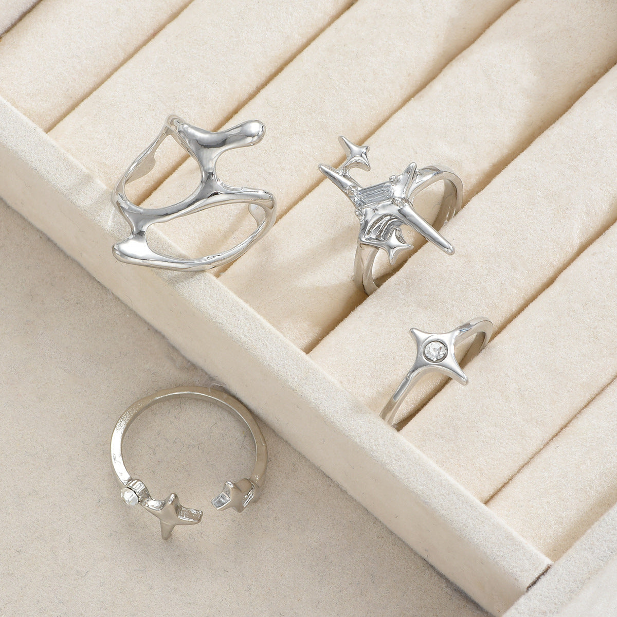 Damen Ring-Set mit modernen, geschwungenen Designs und funkelnden Akzenten Shop Nory
