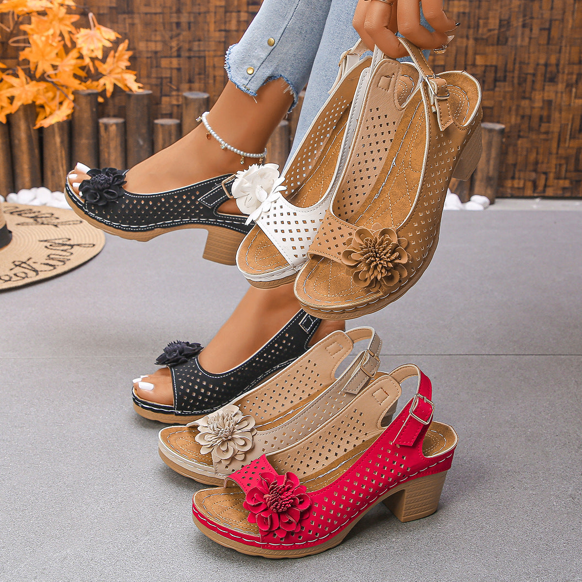 Damen Elegante und luftige Sandalen mit Blumenapplikationen