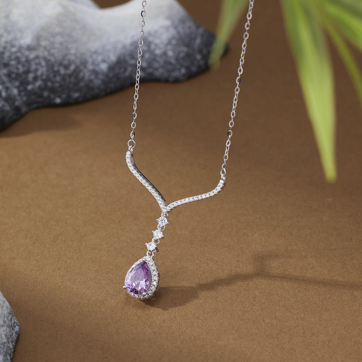 Damen elegante Halskette mit funkelndem Amethyst-Anhänger Shop Nory