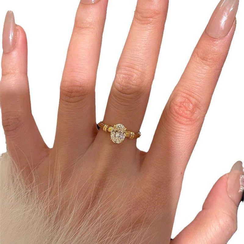 Damenring mit ovalem Zirkonia und kunstvollen Zierbesätzen Shop Nory