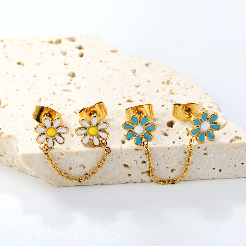 Damen Ohrstecker im Herz-Design mit goldenen Akzenten und Kettenverbindung Shop Nory